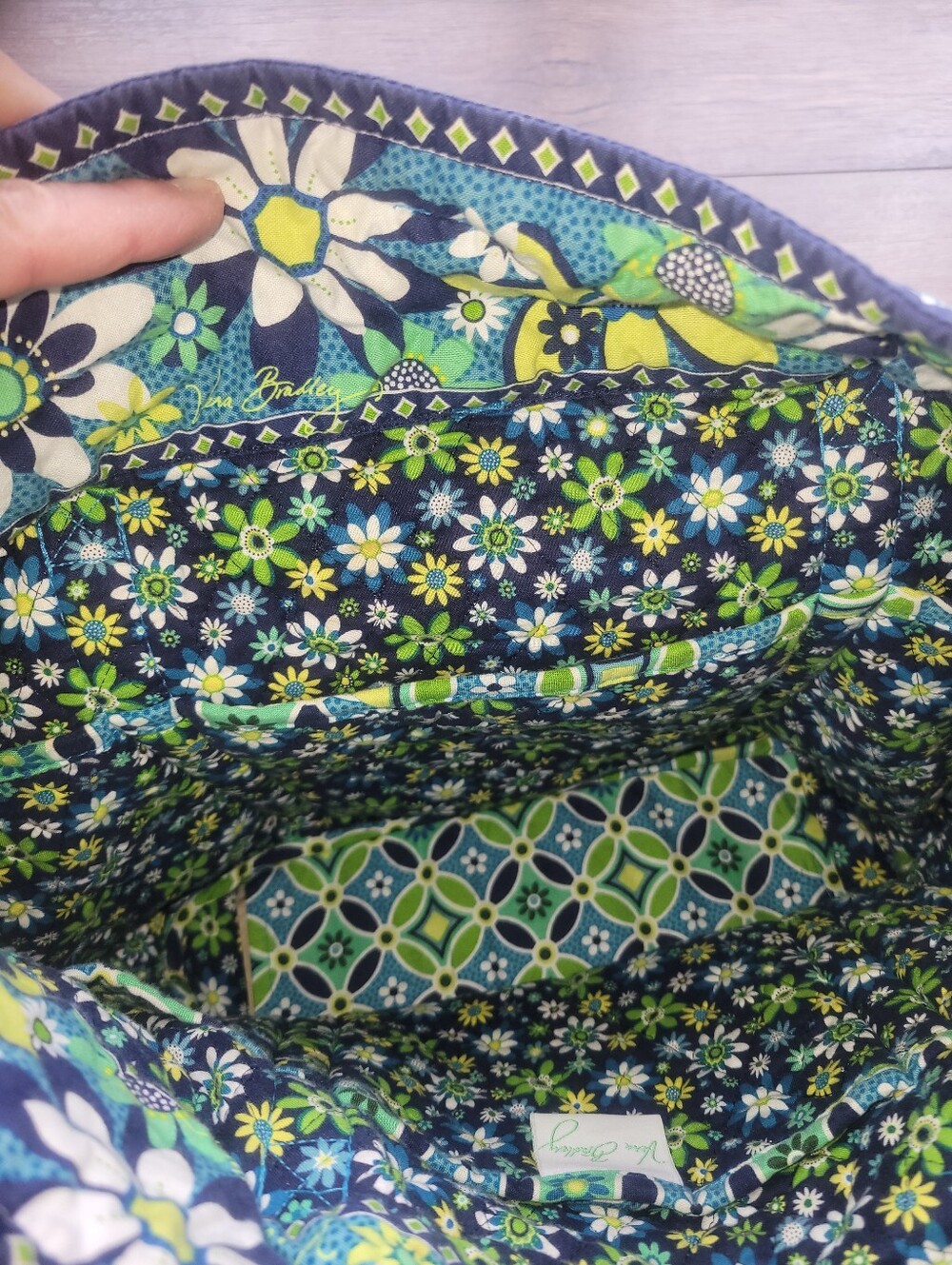 Vera Bradley Large Daisy Daisy Tote. - Picture 5 of 5